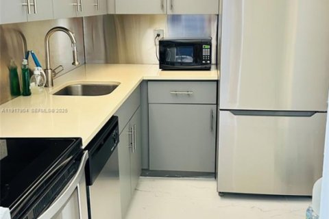 Condo in Hallandale Beach, Florida, 1 bedroom  № 1973953 - photo 18