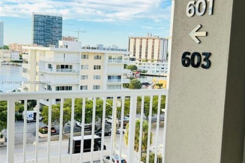 Condo in Hallandale Beach, Florida, 1 bedroom  № 1973953 - photo 30