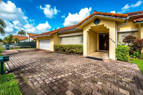 Villa ou maison à vendre à Miami, Floride: 6 chambres, 445.84 m2 № 1990527 - photo 2