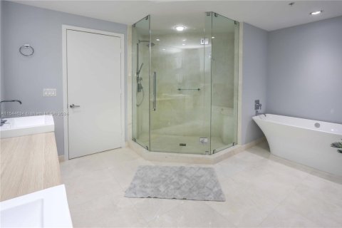 Condo in North Miami Beach, Florida, 2 bedrooms  № 1047049 - photo 15