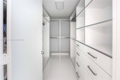 Condo in North Miami Beach, Florida, 2 bedrooms  № 1047049 - photo 16