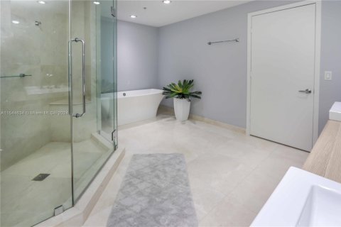 Condo in North Miami Beach, Florida, 2 bedrooms  № 1047049 - photo 14