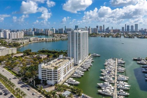 Condo in North Miami Beach, Florida, 2 bedrooms  № 1047049 - photo 2