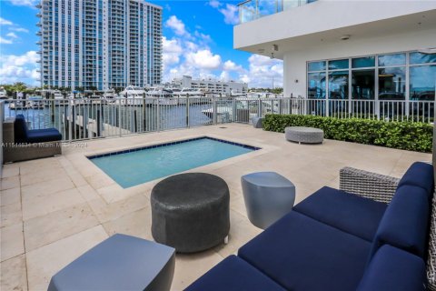 Condo in North Miami Beach, Florida, 2 bedrooms  № 1047049 - photo 25