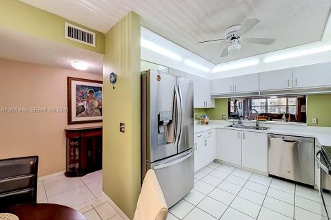 Купить кондоминиум в Санрайз, Флорида 2 спальни, 127.28м2, № 2086124 - фото 15
