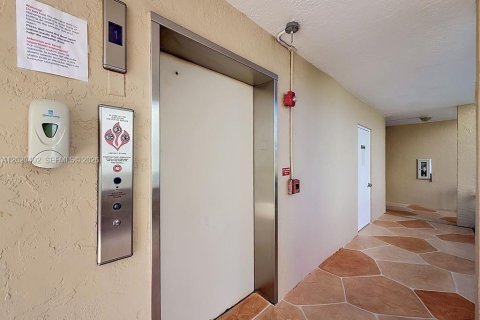 Купить кондоминиум в Санрайз, Флорида 2 спальни, 127.28м2, № 2086124 - фото 10