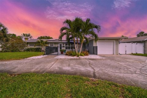Villa ou maison à louer à Saint Petersburg, Floride: 2 chambres, 108.32 m2 № 1298334 - photo 1