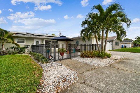 House in Saint Petersburg, Florida 2 bedrooms, 108.32 sq.m. № 1298334 - photo 3