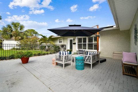 House in Saint Petersburg, Florida 2 bedrooms, 108.32 sq.m. № 1298334 - photo 5