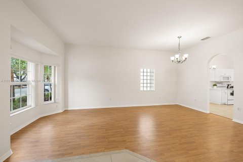 Villa ou maison à louer à Pembroke Pines, Floride: 4 chambres, 192.87 m2 № 1823514 - photo 7