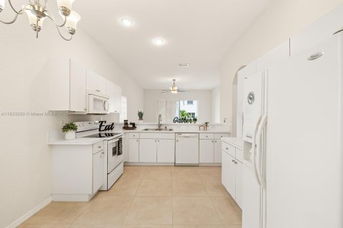 Villa ou maison à louer à Pembroke Pines, Floride: 4 chambres, 192.87 m2 № 1823514 - photo 4