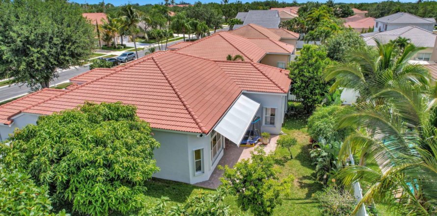 House in Lake Worth, Florida 4 bedrooms, 227.15 sq.m. № 1142585