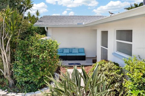House in Cape Coral, Florida 3 bedrooms, 127.28 sq.m. № 2228308 - photo 5