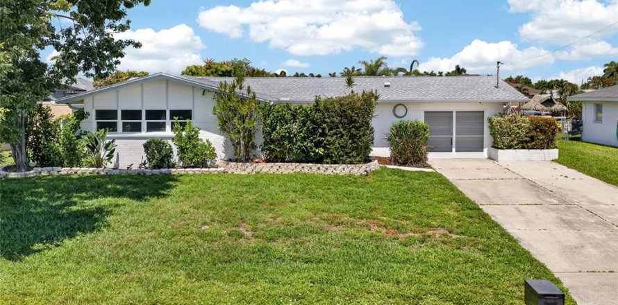 House in Cape Coral, Florida 3 bedrooms, 127.28 sq.m. № 2228308