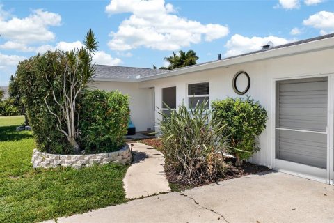 House in Cape Coral, Florida 3 bedrooms, 127.28 sq.m. № 2228308 - photo 4