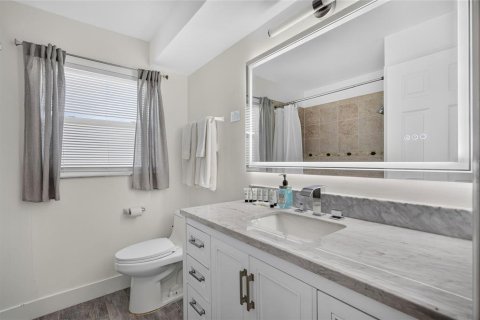 House in Cape Coral, Florida 3 bedrooms, 127.28 sq.m. № 2228308 - photo 28