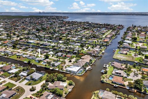 House in Cape Coral, Florida 3 bedrooms, 127.28 sq.m. № 2228308 - photo 2