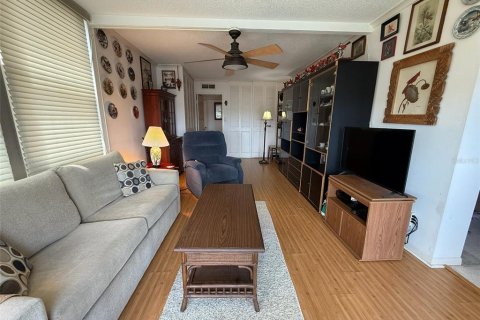 Condo in South Pasadena, Florida, 2 bedrooms  № 1916515 - photo 13