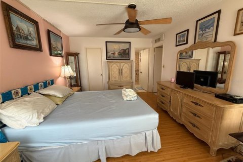 Condo in South Pasadena, Florida, 2 bedrooms  № 1916515 - photo 19