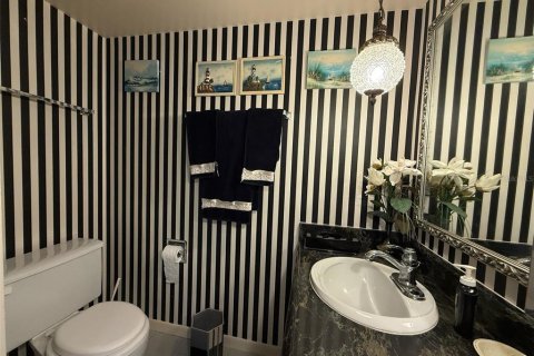 Condo in South Pasadena, Florida, 2 bedrooms  № 1916515 - photo 17