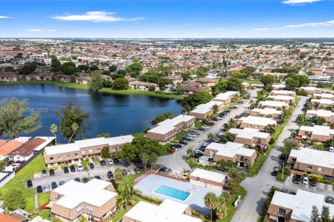 Touwnhouse à vendre à Hialeah, Floride: 3 chambres, 154.68 m2 № 1946994 - photo 28