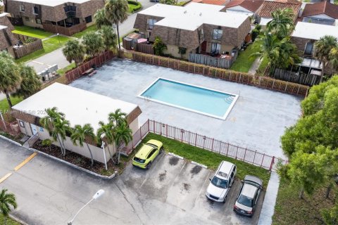 Touwnhouse à vendre à Hialeah, Floride: 3 chambres, 154.68 m2 № 1946994 - photo 29