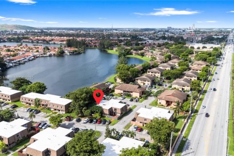 Touwnhouse à vendre à Hialeah, Floride: 3 chambres, 154.68 m2 № 1946994 - photo 27