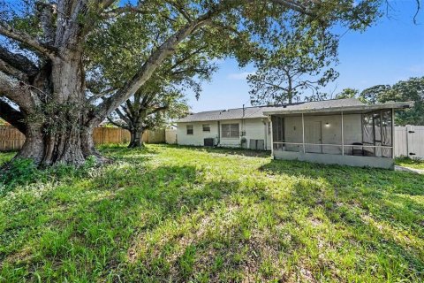 House in Tampa, Florida 3 bedrooms, 110.46 sq.m. № 2223047 - photo 25