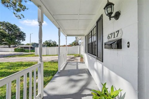 House in Tampa, Florida 3 bedrooms, 110.46 sq.m. № 2223047 - photo 4