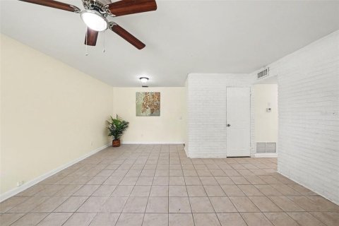 House in Tampa, Florida 3 bedrooms, 110.46 sq.m. № 2223047 - photo 9