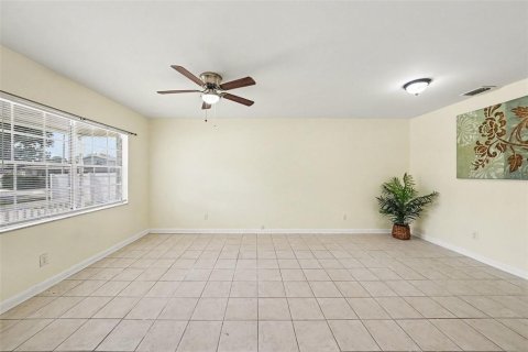 House in Tampa, Florida 3 bedrooms, 110.46 sq.m. № 2223047 - photo 7