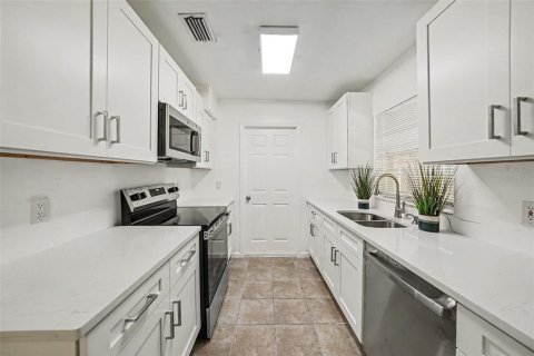 House in Tampa, Florida 3 bedrooms, 110.46 sq.m. № 2223047 - photo 14