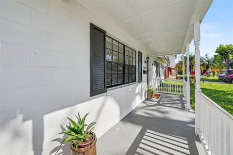 House in Tampa, Florida 3 bedrooms, 110.46 sq.m. № 2223047 - photo 5