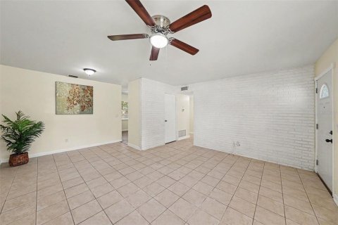 House in Tampa, Florida 3 bedrooms, 110.46 sq.m. № 2223047 - photo 8