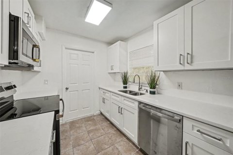 House in Tampa, Florida 3 bedrooms, 110.46 sq.m. № 2223047 - photo 13