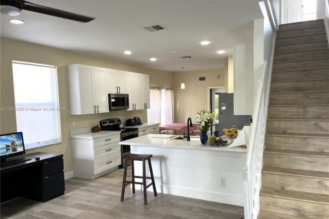 House in Miramar, Florida 4 bedrooms, 193.42 sq.m. № 1678858 - photo 3