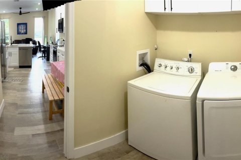 House in Miramar, Florida 4 bedrooms, 193.42 sq.m. № 1678858 - photo 16