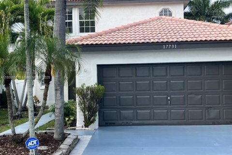 House in Miramar, Florida 4 bedrooms, 193.42 sq.m. № 1678858 - photo 1