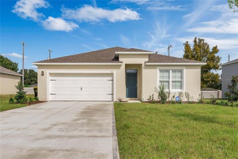 House in Auburndale, Florida 4 bedrooms, 171.96 sq.m. № 1866581 - photo 1