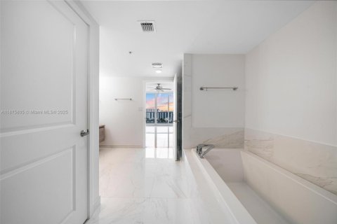 Купить кондоминиум в Санни-Айлс-Бич, Флорида 3 спальни, 144.28м2, № 1938989 - фото 16