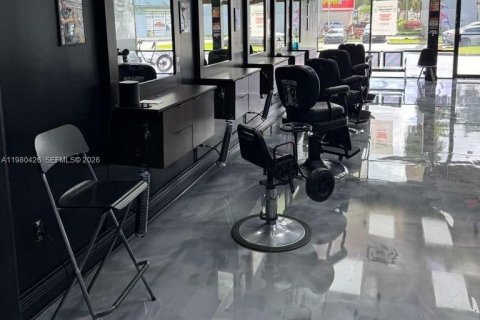 Купить коммерческую недвижимость в Хайалиа, Флорида № 2043766 - фото 2