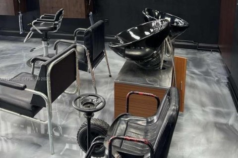 Коммерческая недвижимость в Хайалиа, Флорида № 2043766