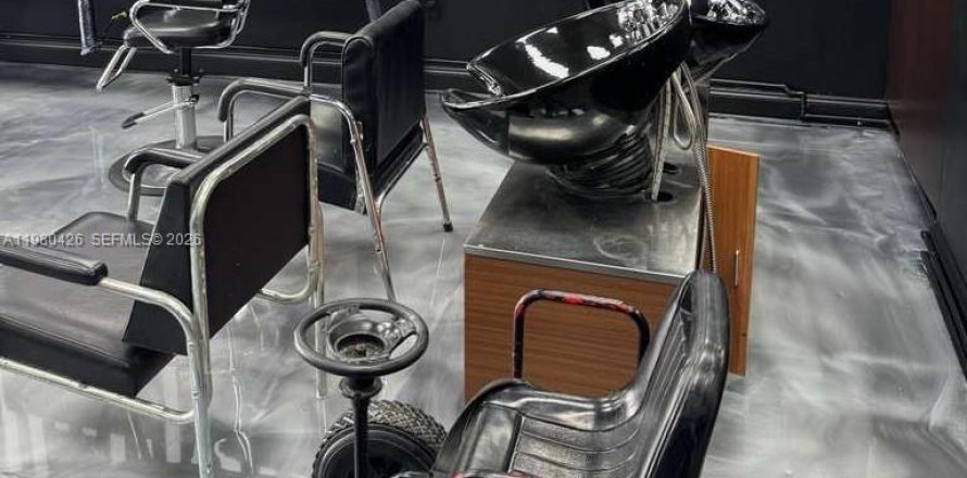 Коммерческая недвижимость в Хайалиа, Флорида № 2043766