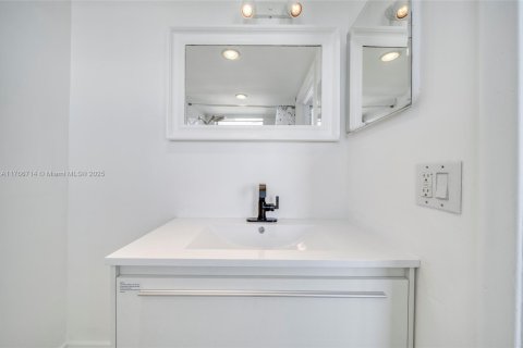 Copropriété à vendre à North Bay Village, Floride: 2 chambres, 92.9 m2 № 1864323 - photo 13