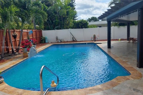 House in Wilton Manors, Florida 3 bedrooms, 115.94 sq.m. № 2170422 - photo 3