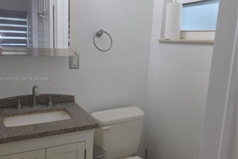 House in Wilton Manors, Florida 3 bedrooms, 115.94 sq.m. № 2170422 - photo 16