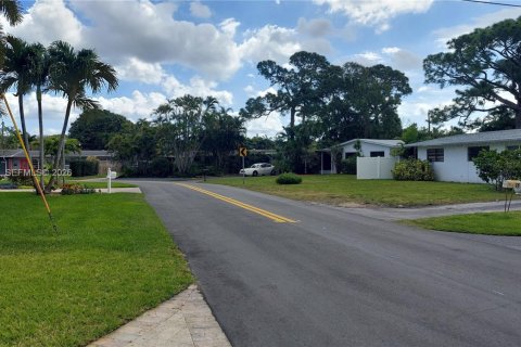 House in Wilton Manors, Florida 3 bedrooms, 115.94 sq.m. № 2170422 - photo 11