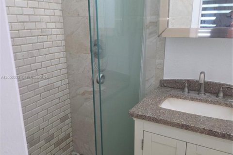 House in Wilton Manors, Florida 3 bedrooms, 115.94 sq.m. № 2170422 - photo 15