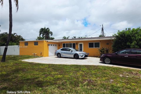House in Wilton Manors, Florida 3 bedrooms, 115.94 sq.m. № 2170422 - photo 14