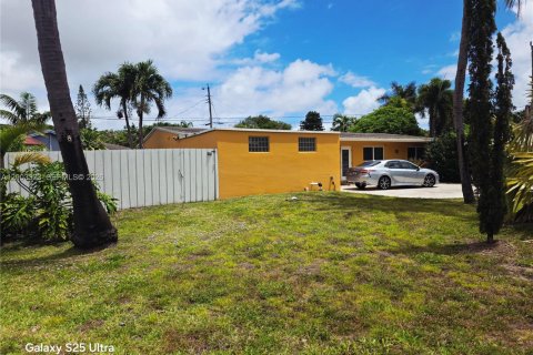 House in Wilton Manors, Florida 3 bedrooms, 115.94 sq.m. № 2170422 - photo 13